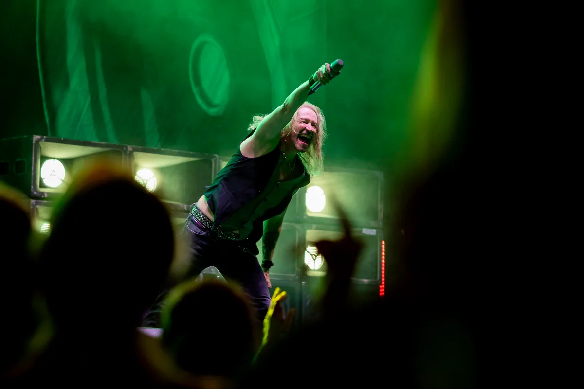 Am Freitagabend springen sie für die kranken Mando Diao beim H2U Openair Uster ein. Auf einer Bühne reisst ein älterer Mann ein Mikrofon in die Höhe.